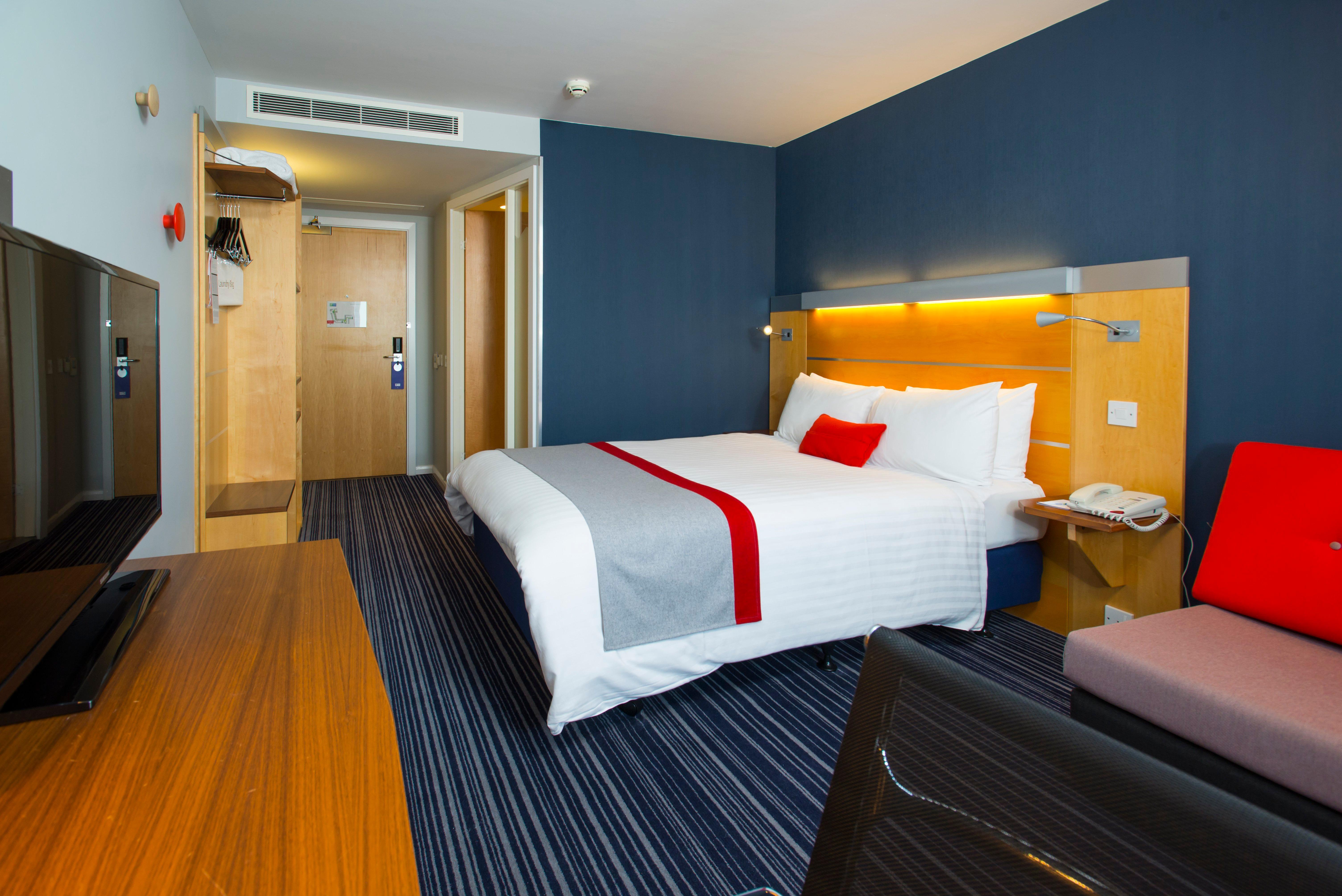 Holiday Inn Express London - Epsom Downs By Ihg Exterior foto