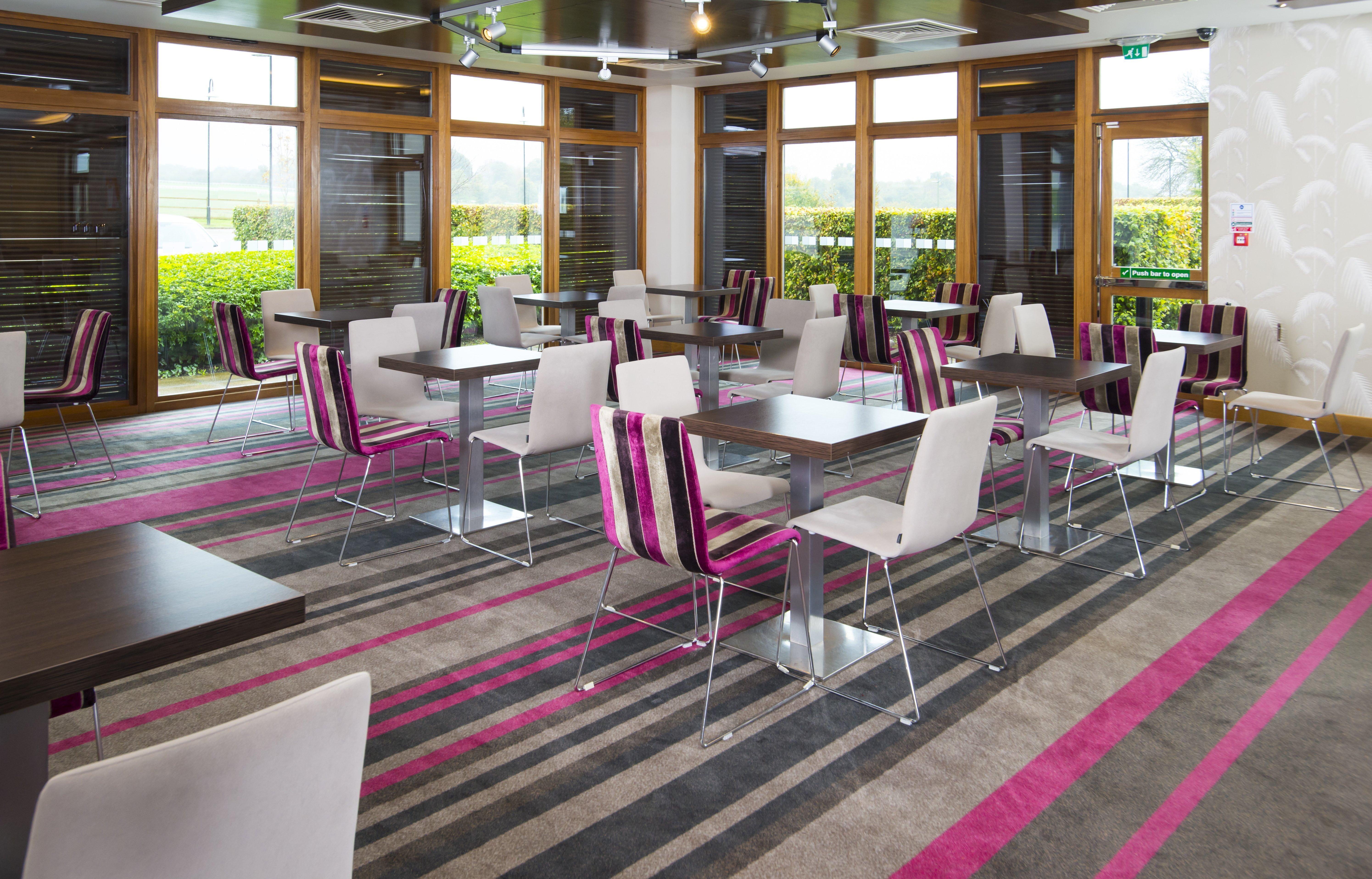 Holiday Inn Express London - Epsom Downs By Ihg Exterior foto