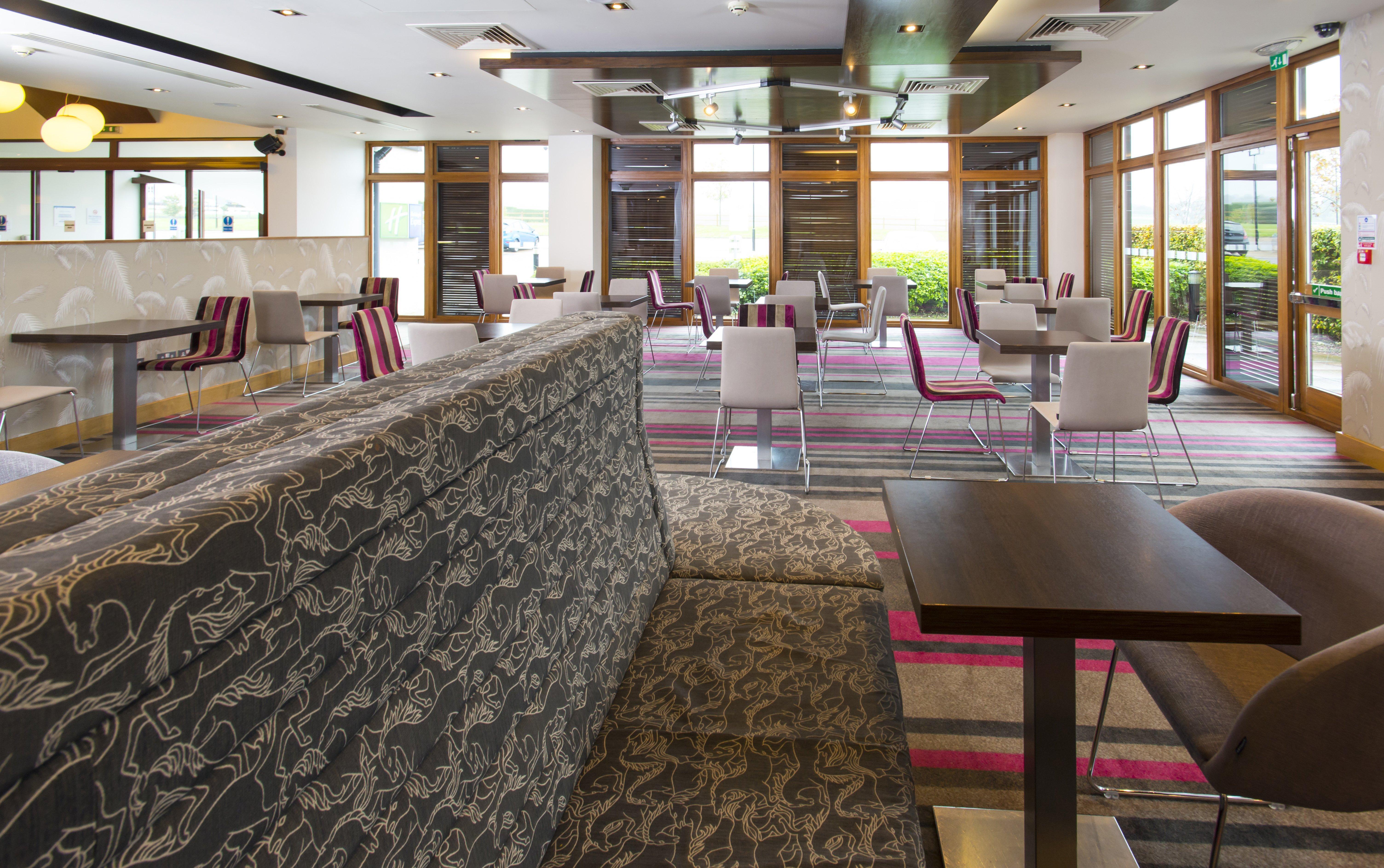Holiday Inn Express London - Epsom Downs By Ihg Exterior foto