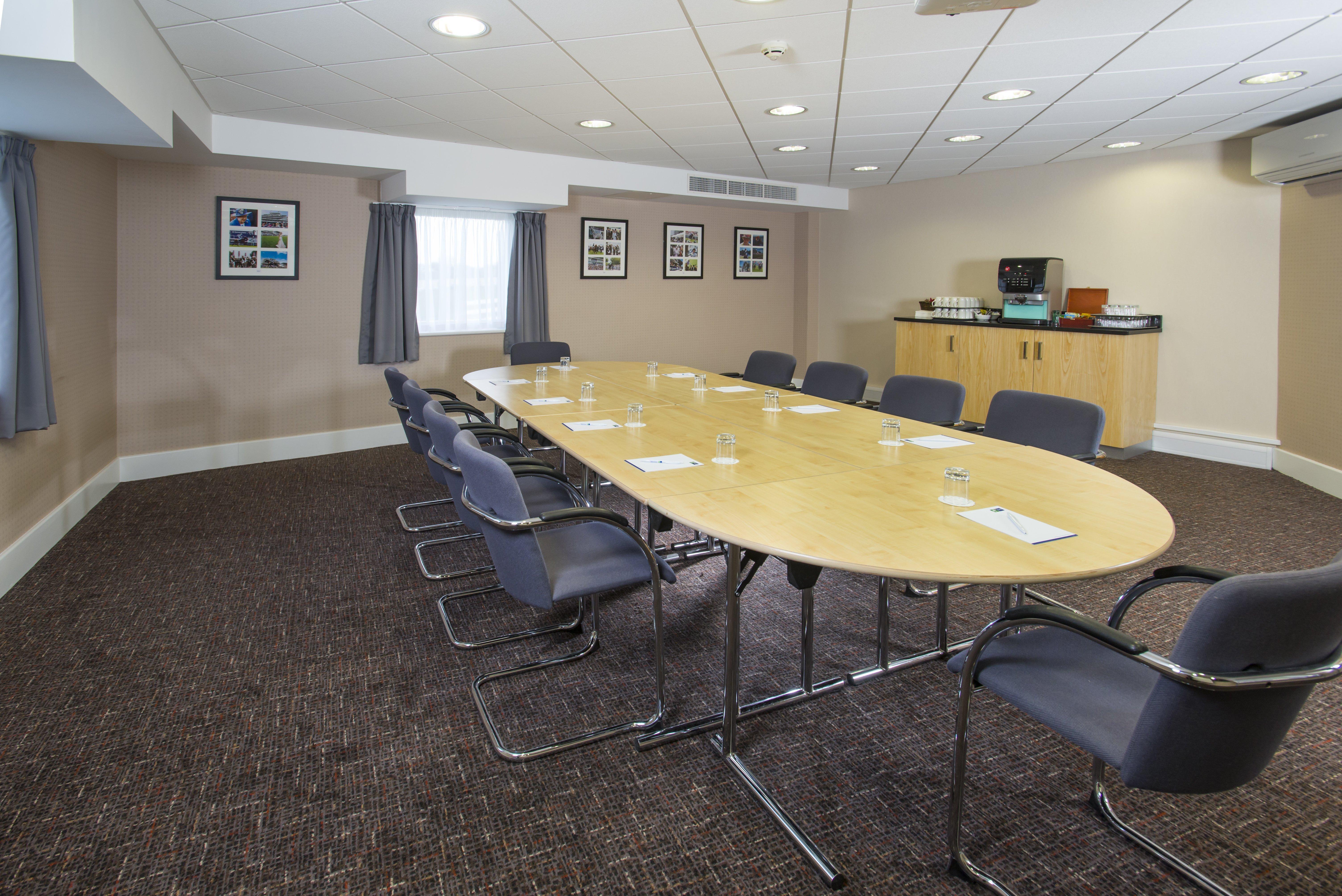 Holiday Inn Express London - Epsom Downs By Ihg Exterior foto