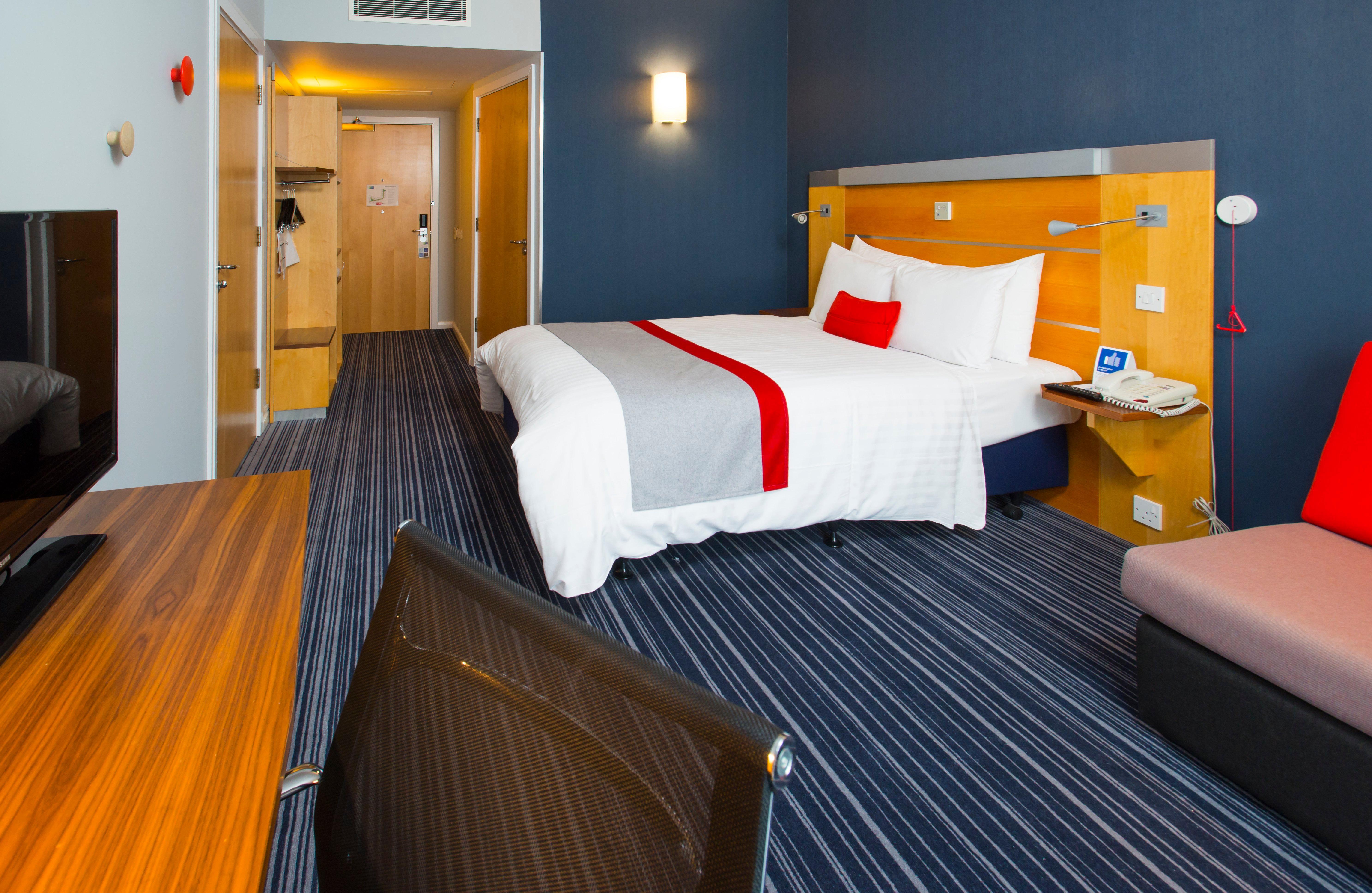 Holiday Inn Express London - Epsom Downs By Ihg Exterior foto