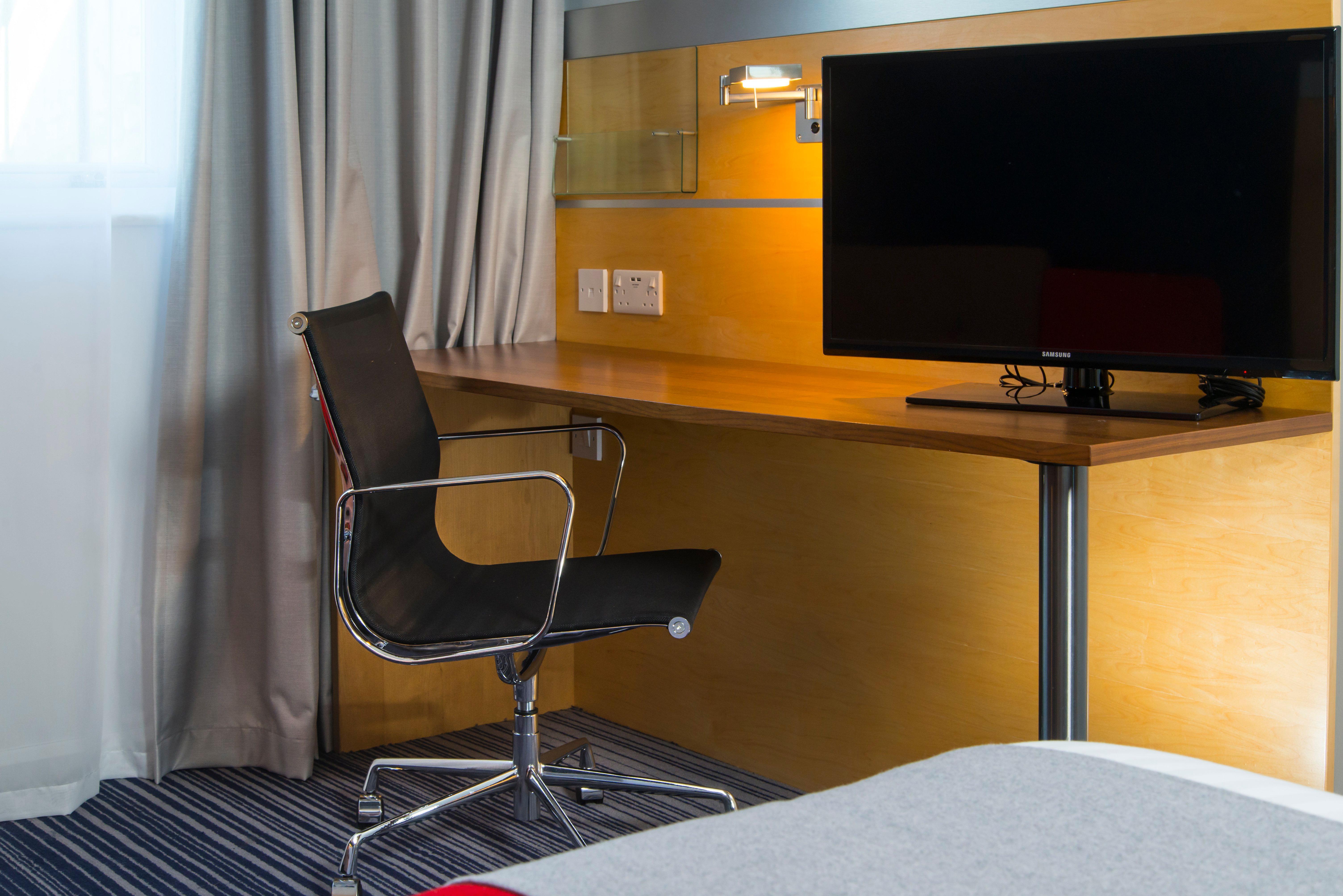 Holiday Inn Express London - Epsom Downs By Ihg Exterior foto