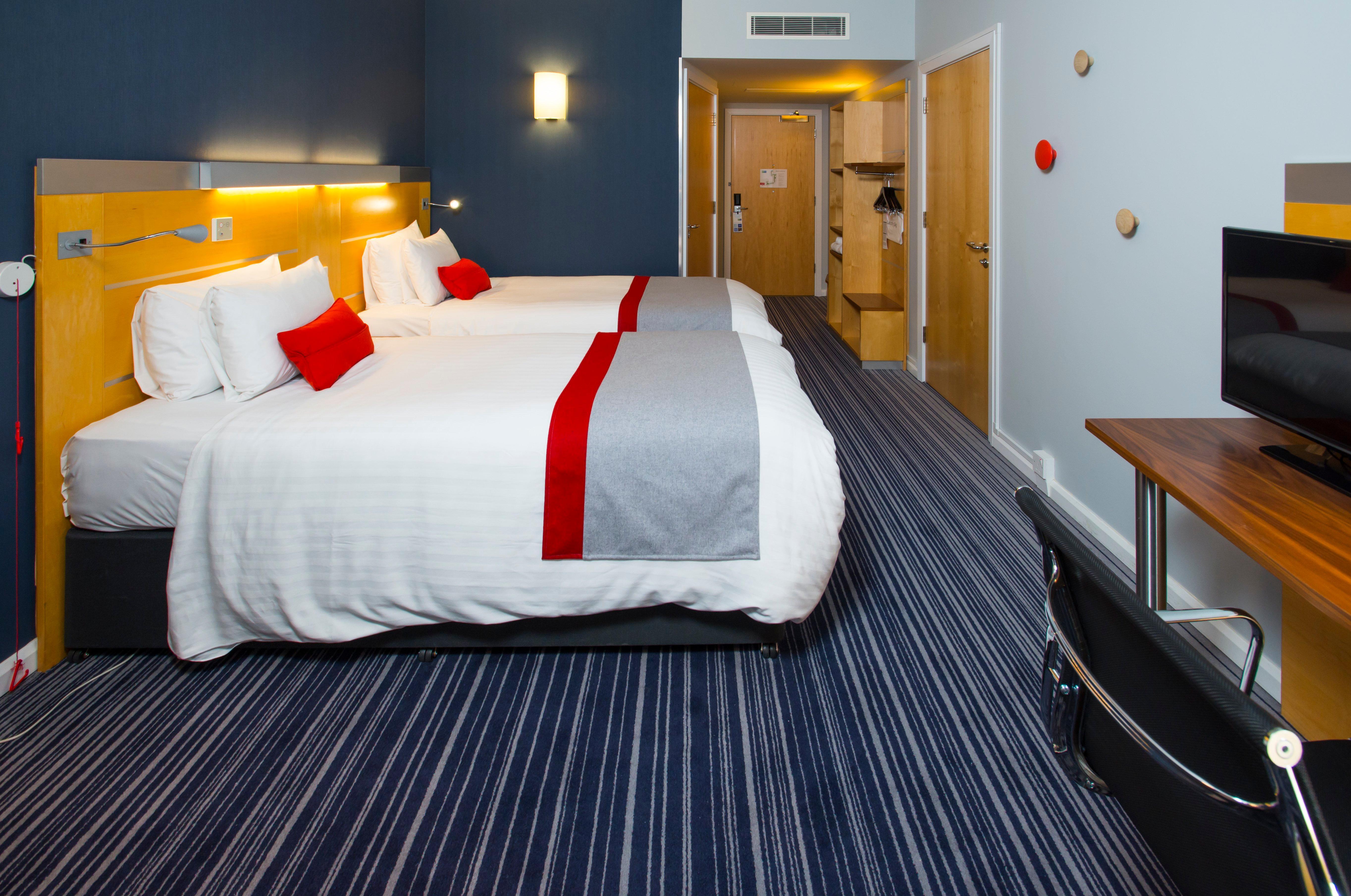 Holiday Inn Express London - Epsom Downs By Ihg Exterior foto