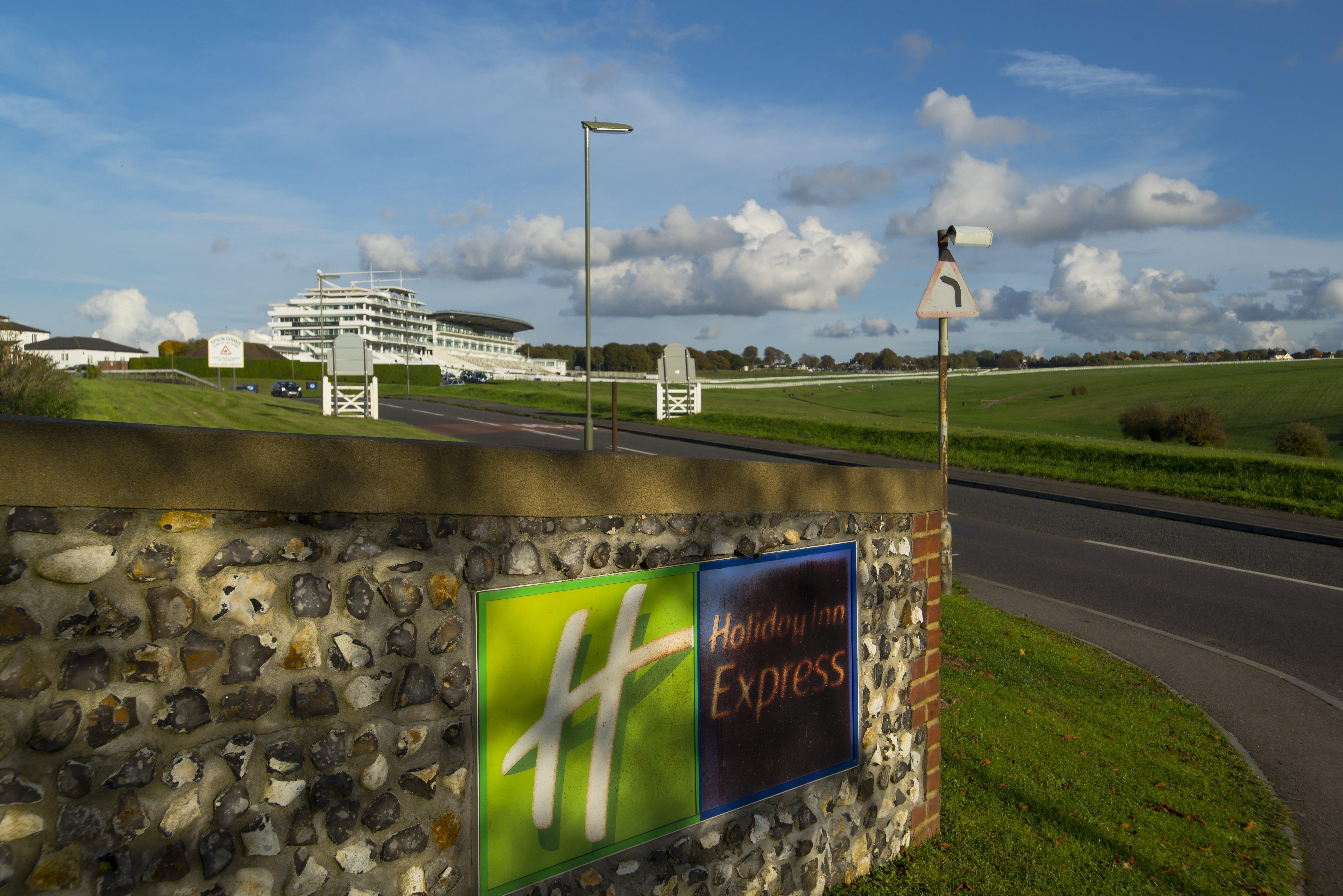Holiday Inn Express London - Epsom Downs By Ihg Exterior foto