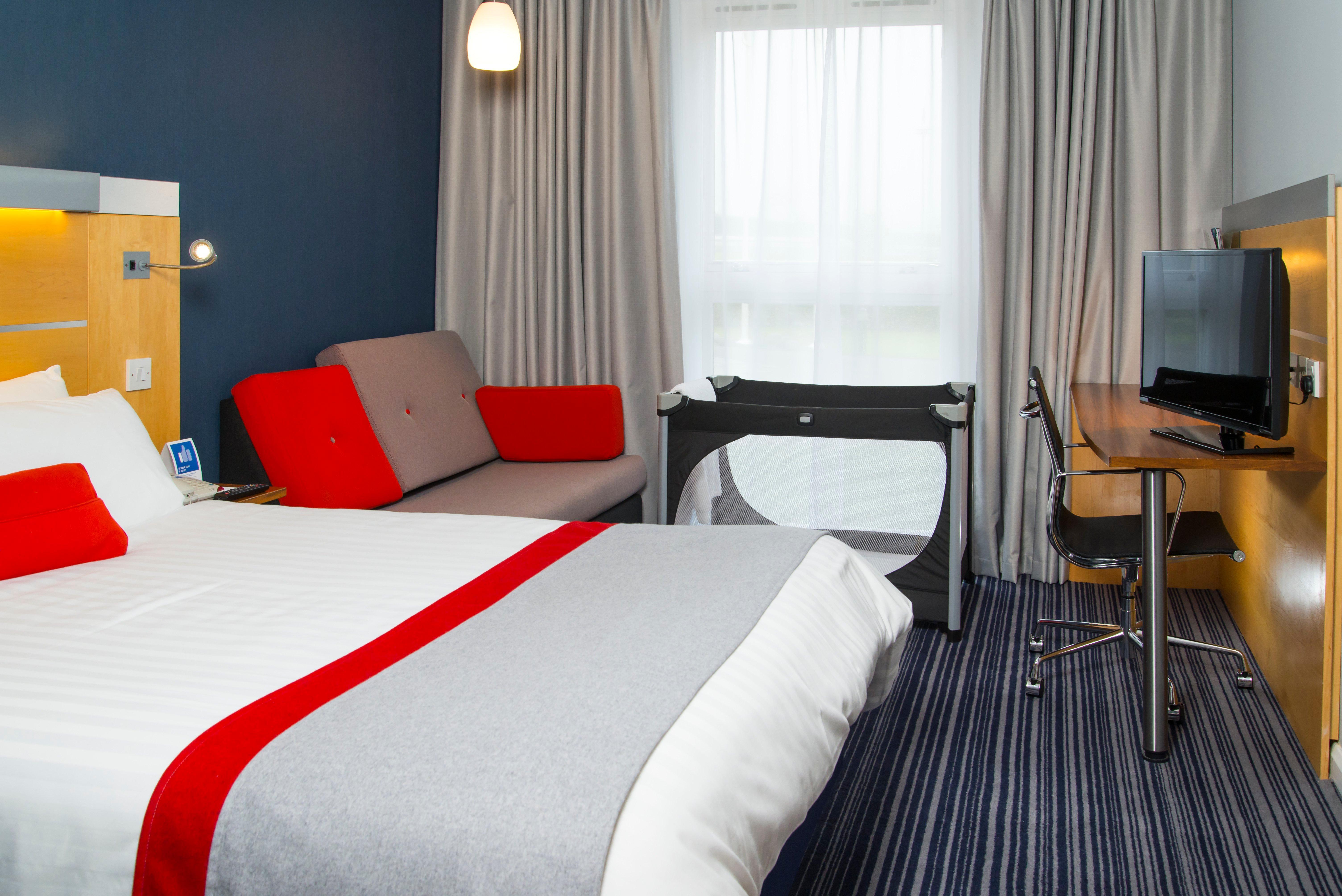Holiday Inn Express London - Epsom Downs By Ihg Exterior foto
