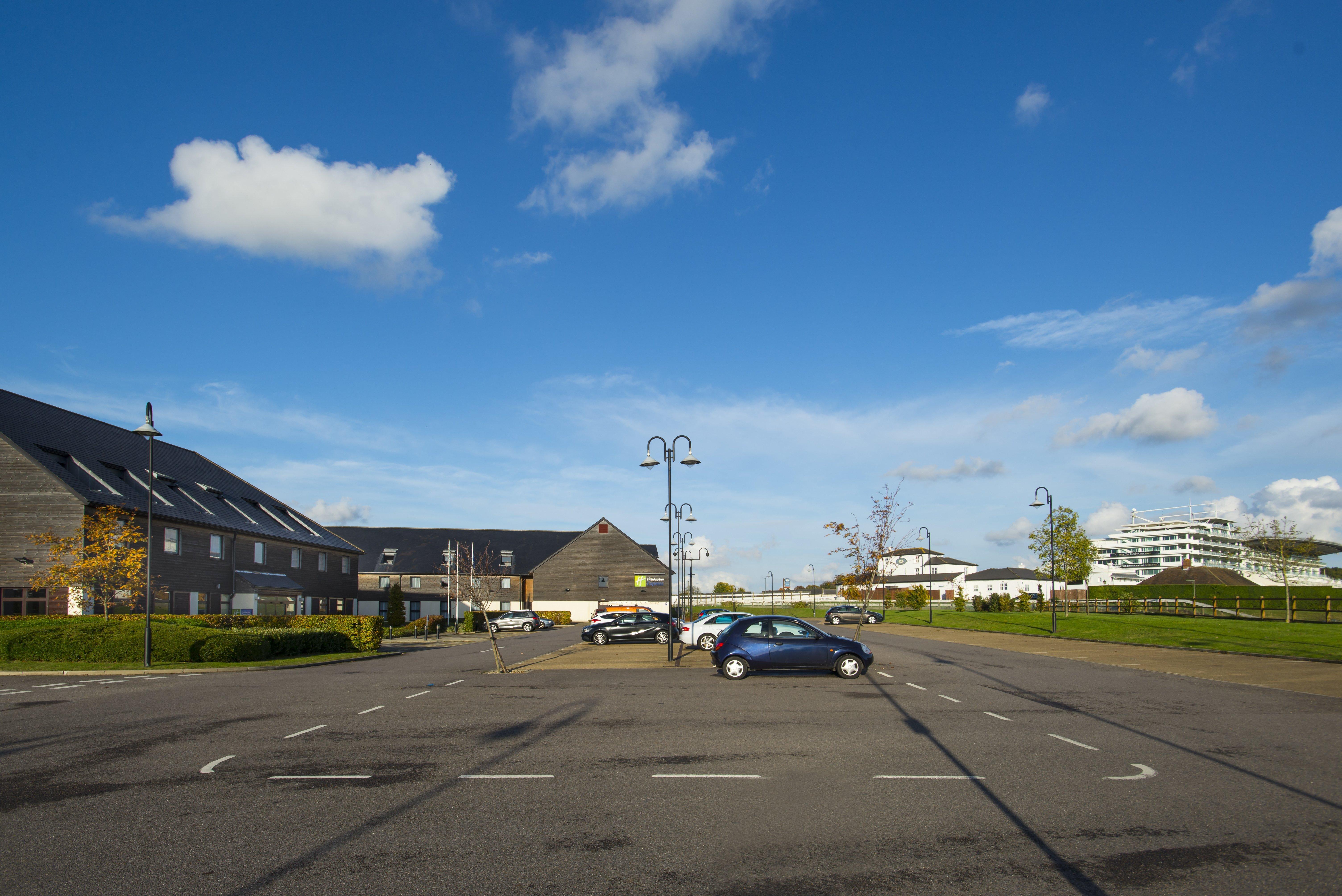 Holiday Inn Express London - Epsom Downs By Ihg Exterior foto