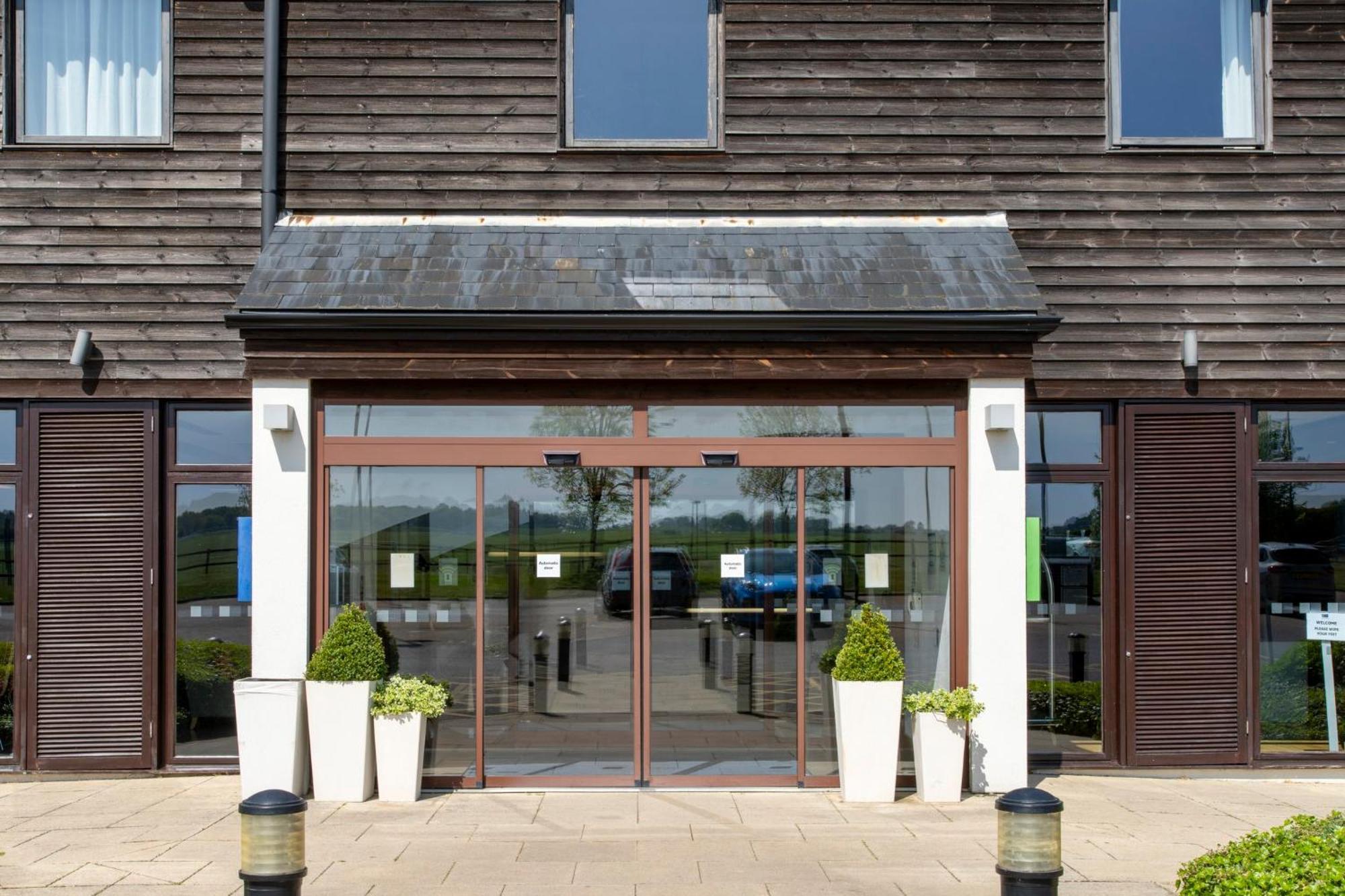 Holiday Inn Express London - Epsom Downs By Ihg Exterior foto