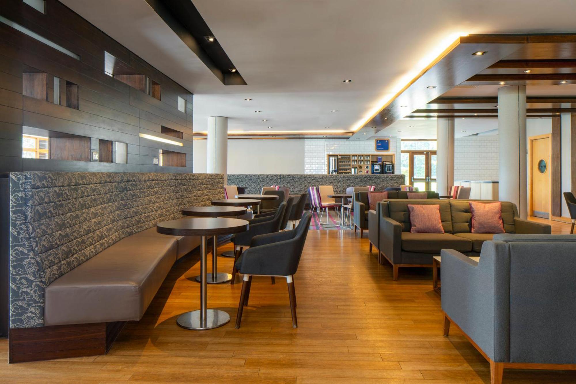 Holiday Inn Express London - Epsom Downs By Ihg Exterior foto
