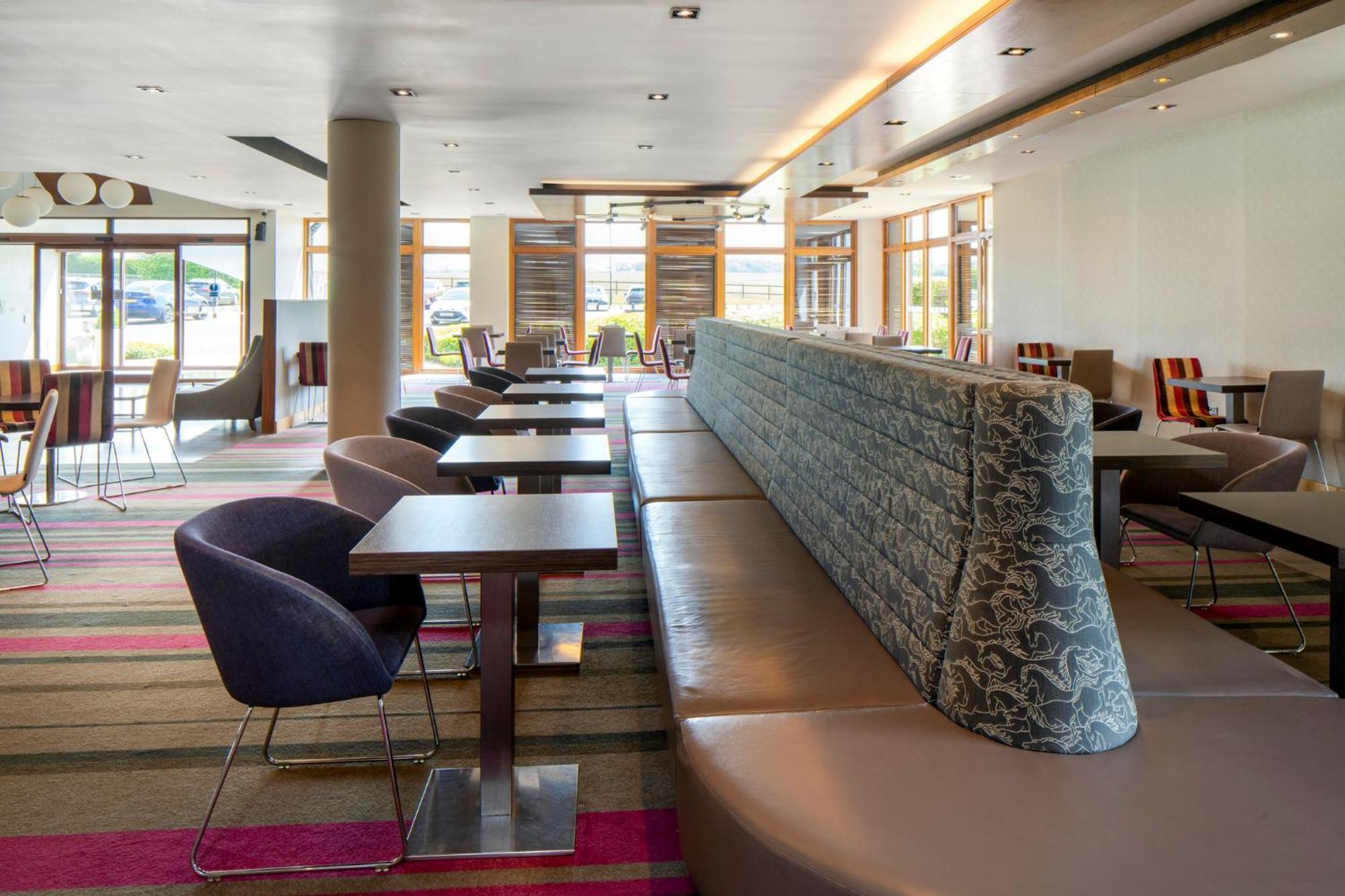 Holiday Inn Express London - Epsom Downs By Ihg Exterior foto