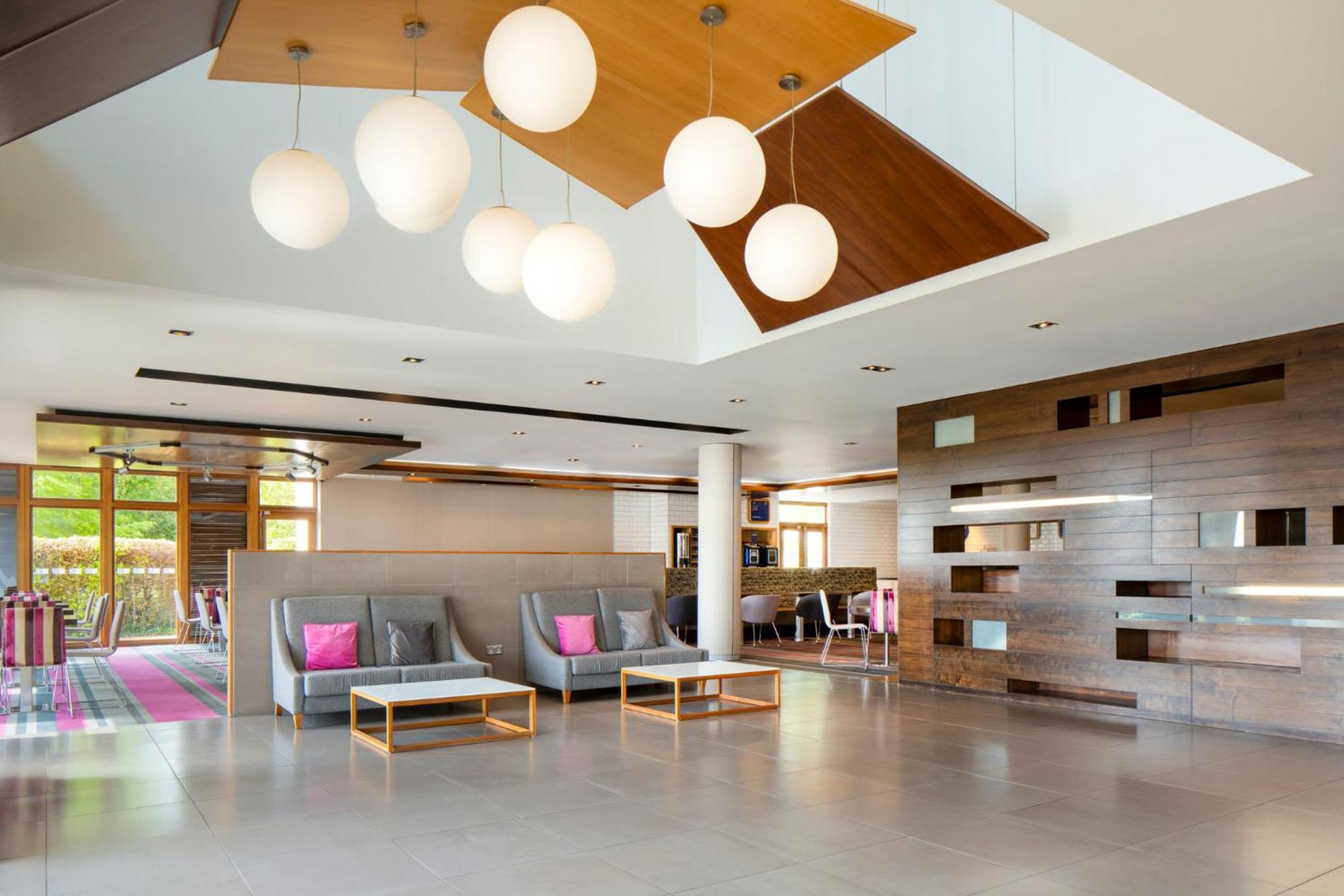 Holiday Inn Express London - Epsom Downs By Ihg Exterior foto