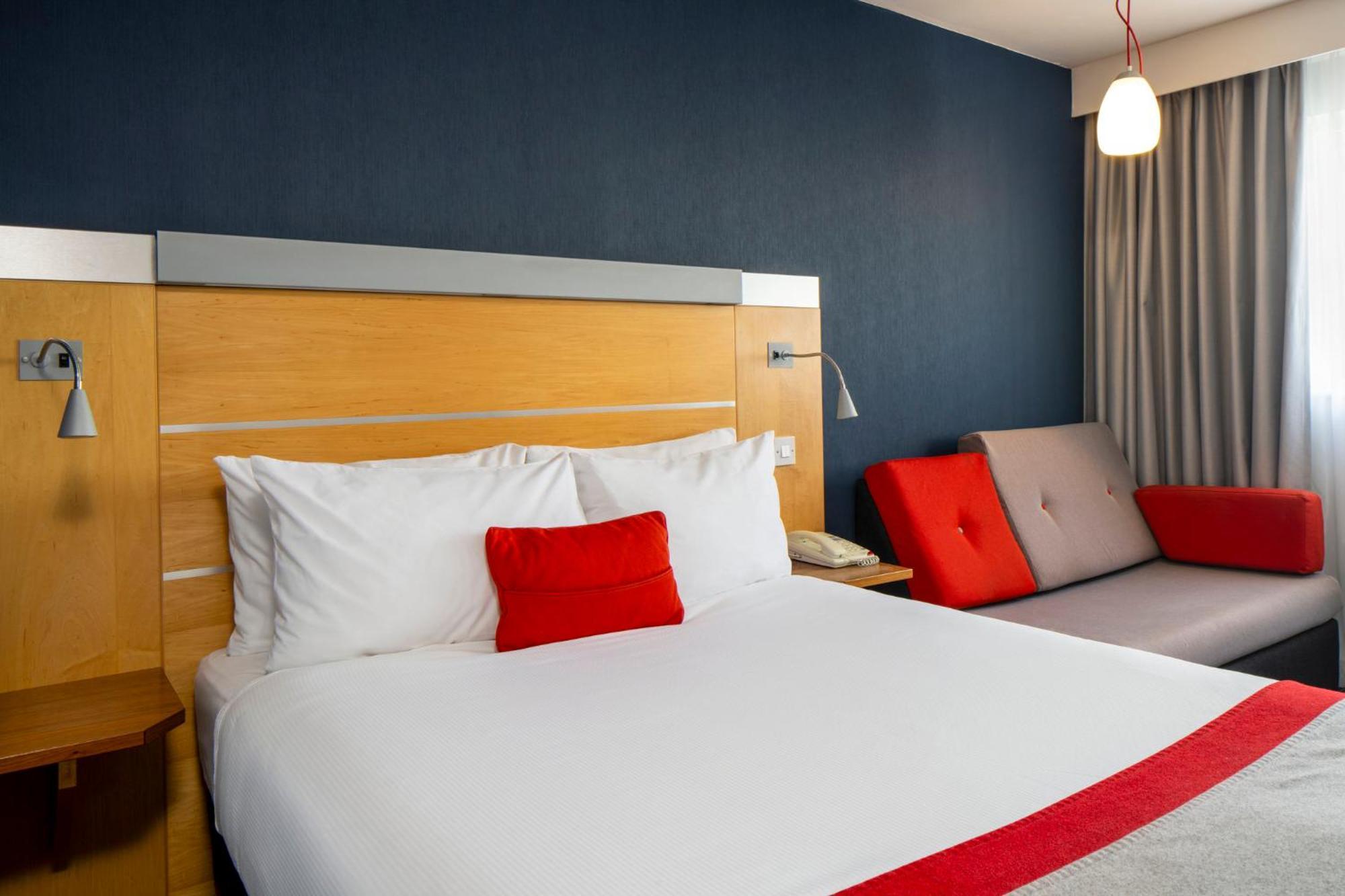 Holiday Inn Express London - Epsom Downs By Ihg Exterior foto