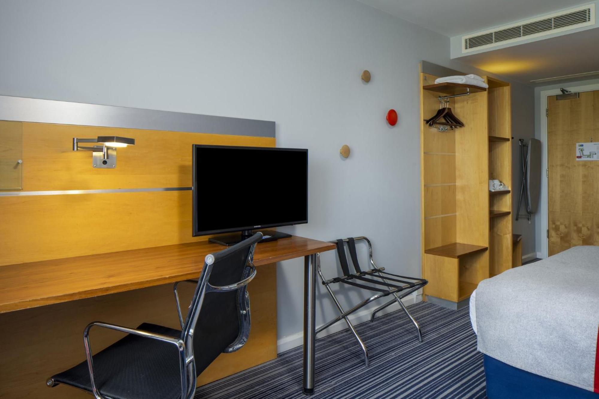 Holiday Inn Express London - Epsom Downs By Ihg Exterior foto