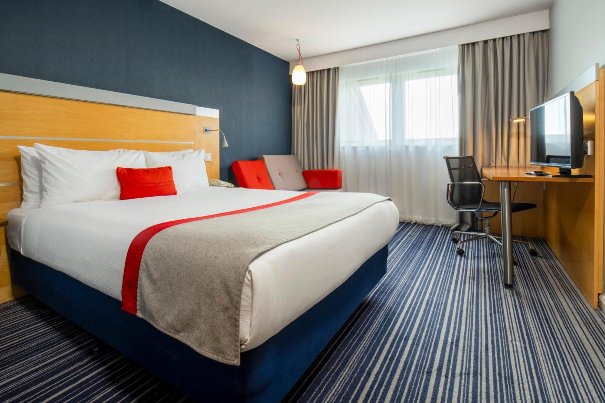 Holiday Inn Express London - Epsom Downs By Ihg Exterior foto