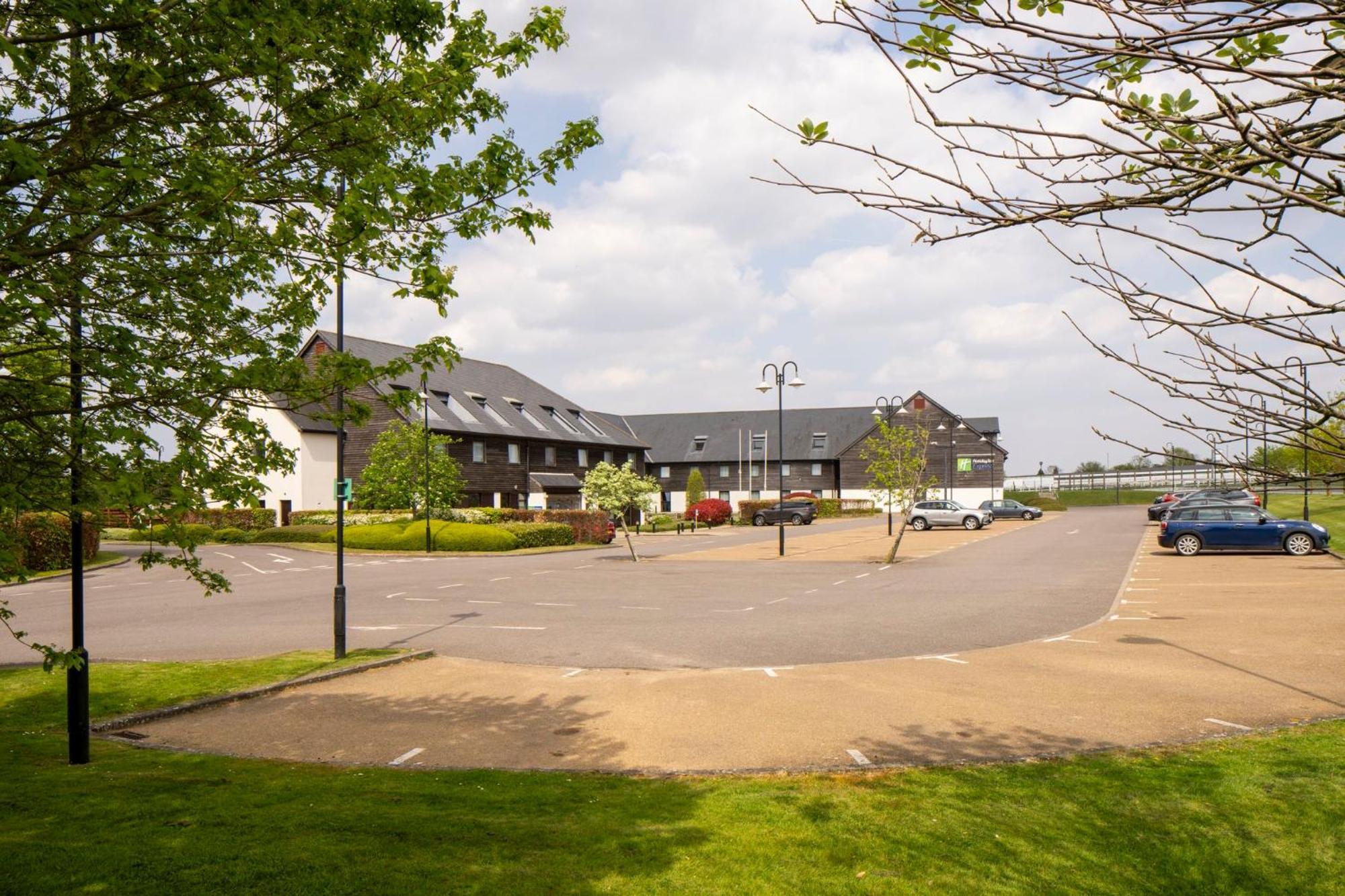 Holiday Inn Express London - Epsom Downs By Ihg Exterior foto