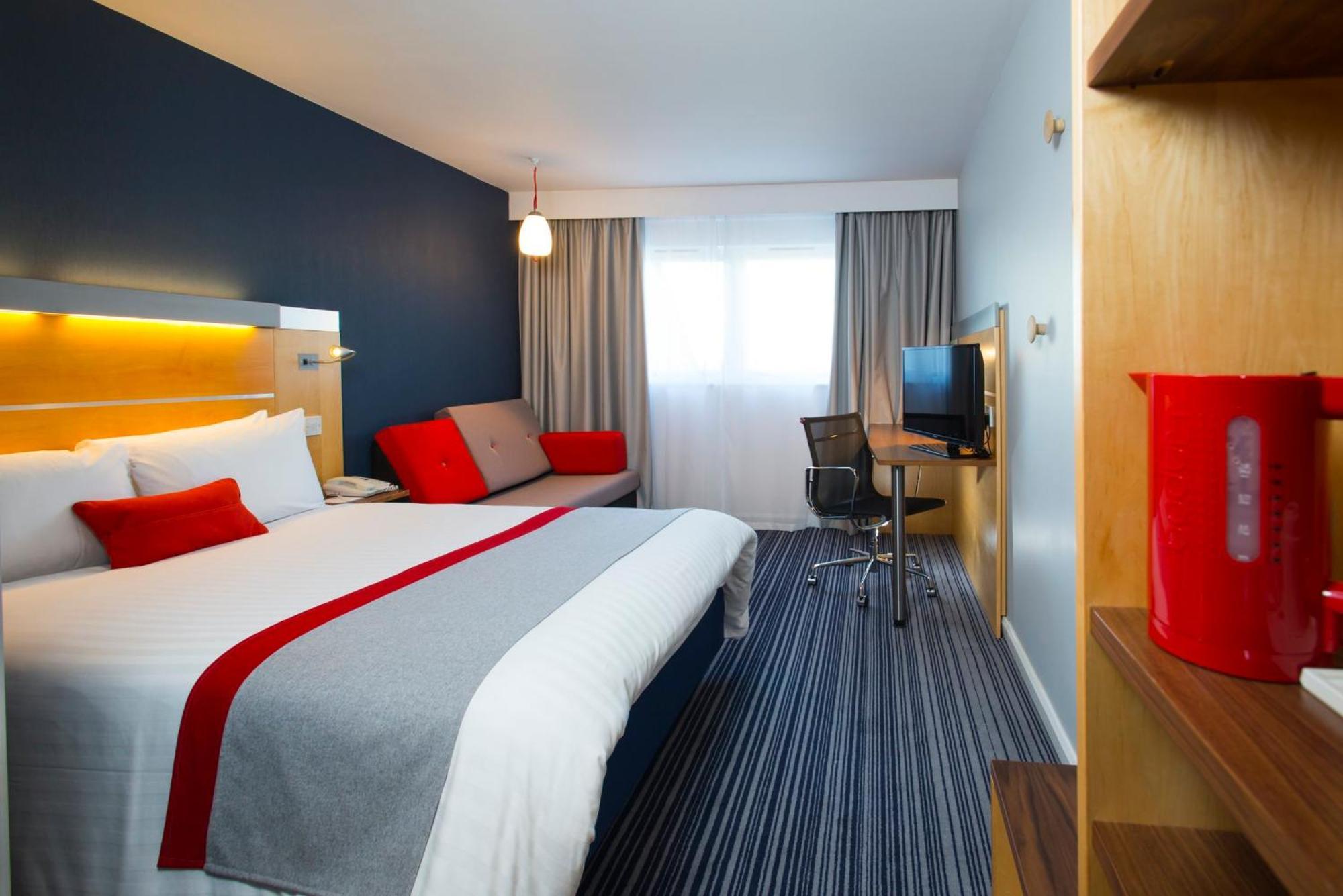Holiday Inn Express London - Epsom Downs By Ihg Exterior foto
