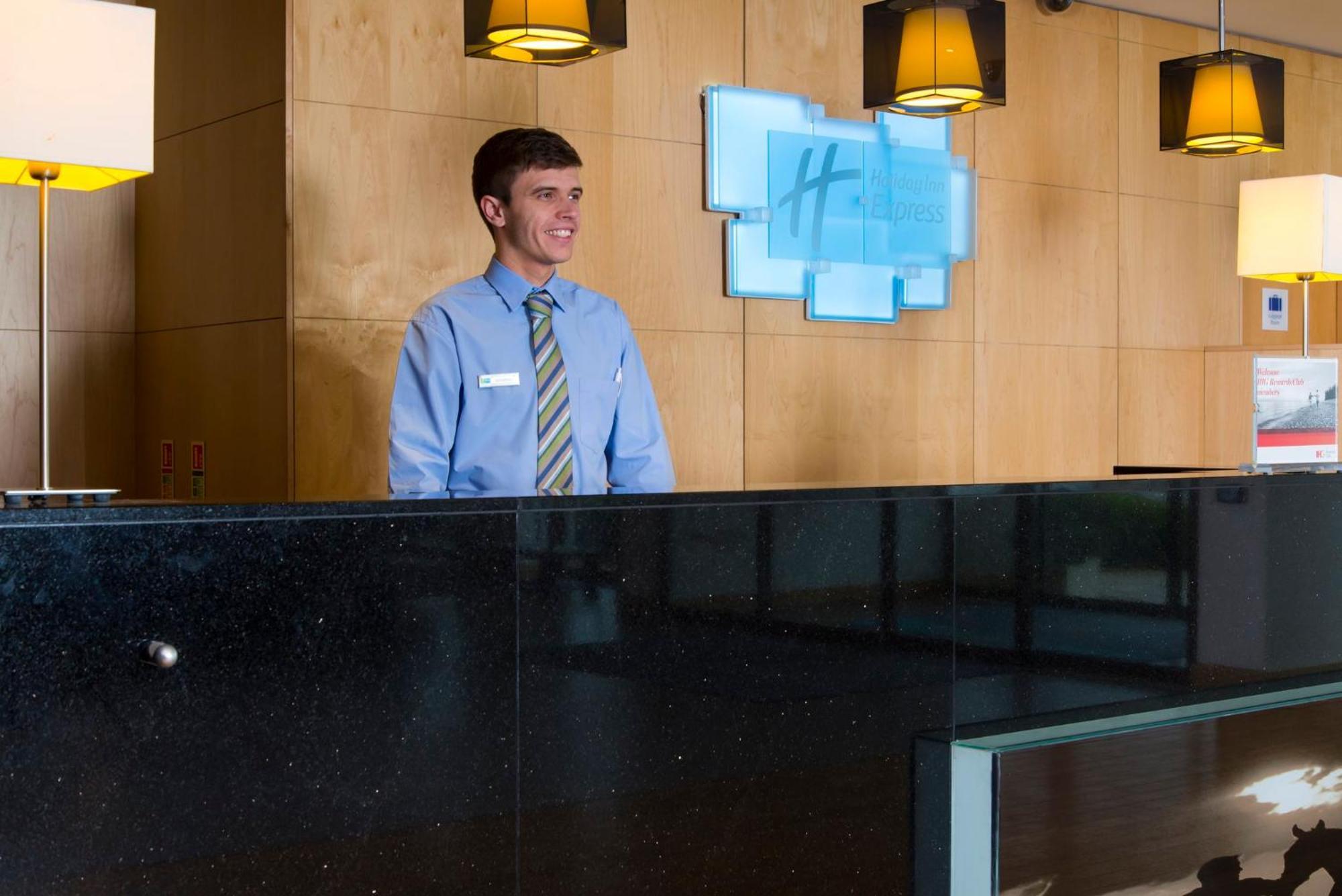 Holiday Inn Express London - Epsom Downs By Ihg Exterior foto