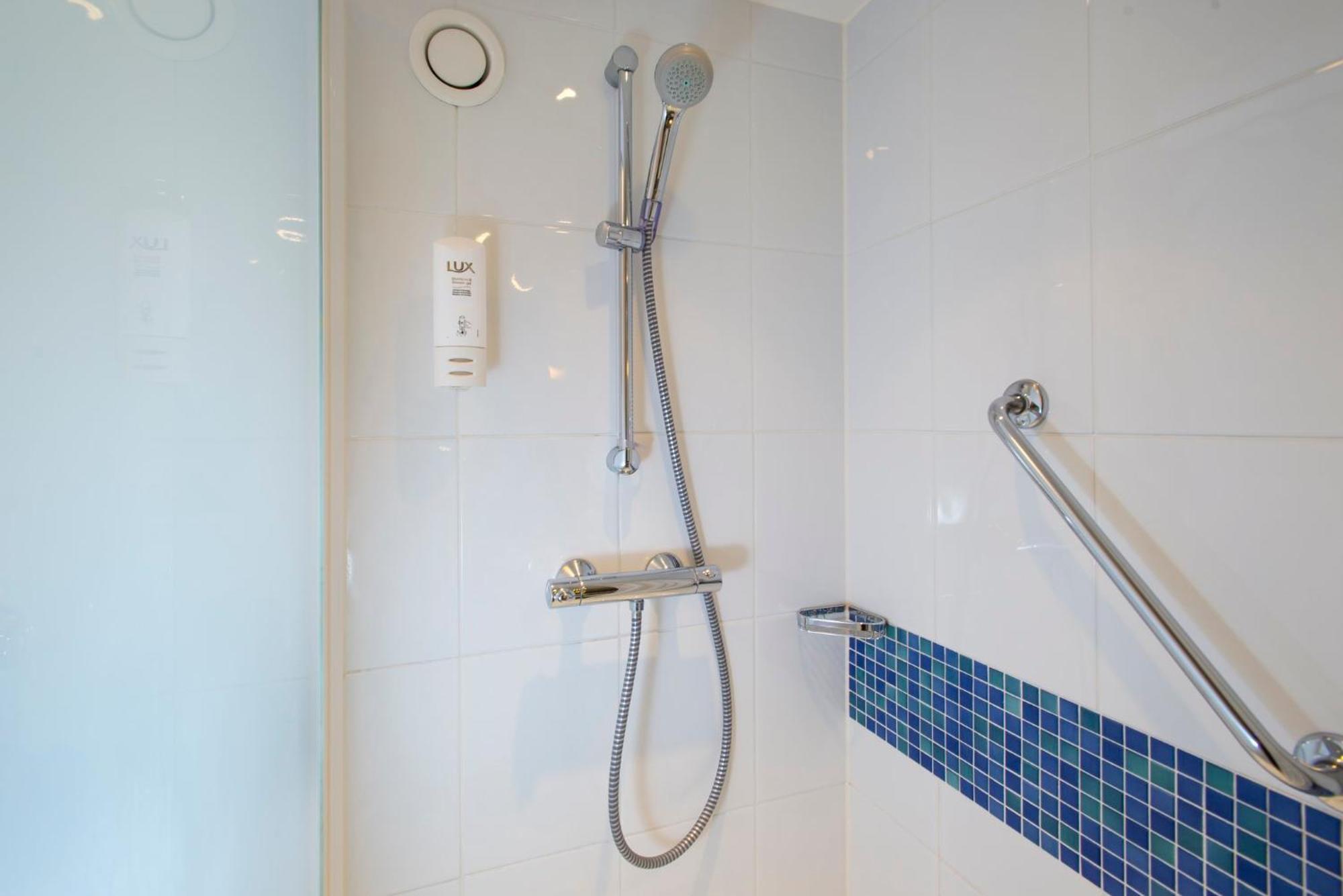 Holiday Inn Express London - Epsom Downs By Ihg Exterior foto